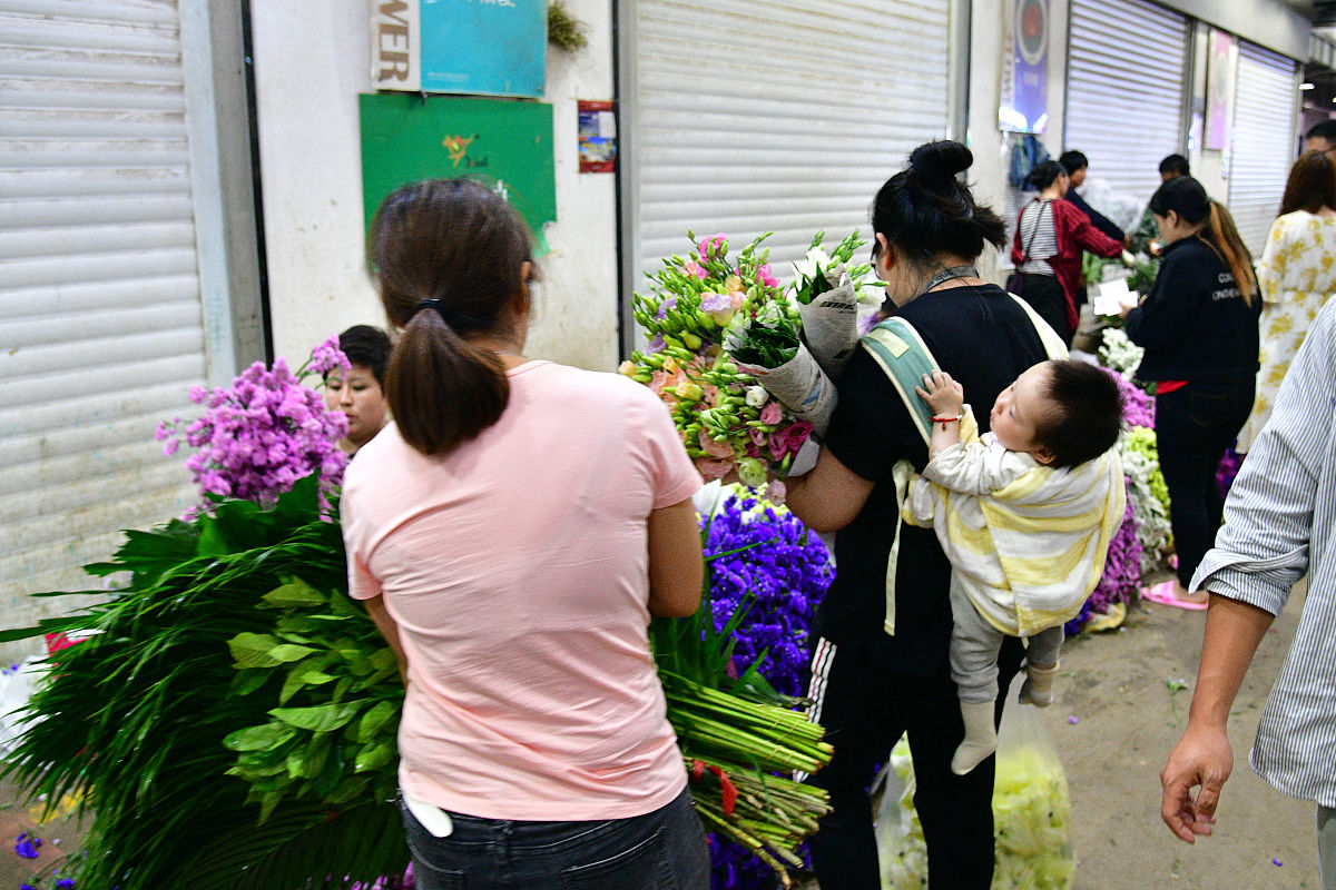 2019年5月29日,昆明,晚上九点半后,批发区域迎来大批进货商人.在销售