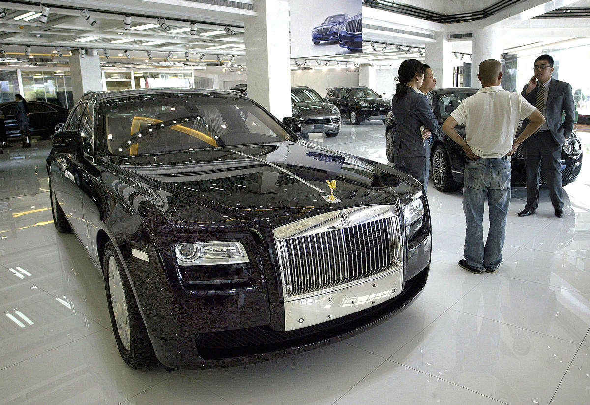 豪华高档地点的优雅座驾