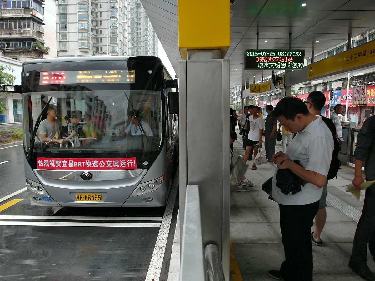 BRT安全防护栏：保障快速公交安全的重要设施