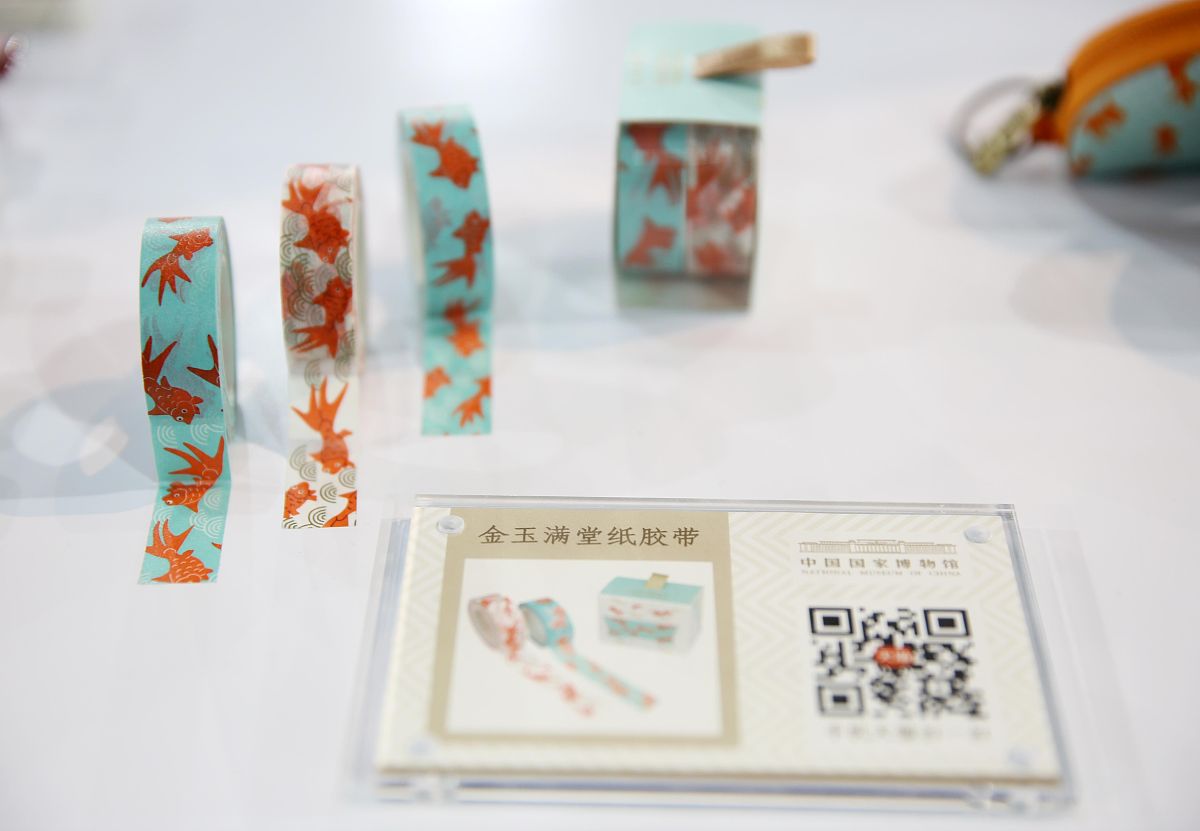 我的毕业设计做的是运用咸阳老街的文化脉络和街区形象做的一款桌游设计，目的是为了让年轻人喜爱的事物与咸阳老街的文化相结合，让年轻人更容易接受，增加趣味性，你可以帮我归纳一个毕业创作的题目吗