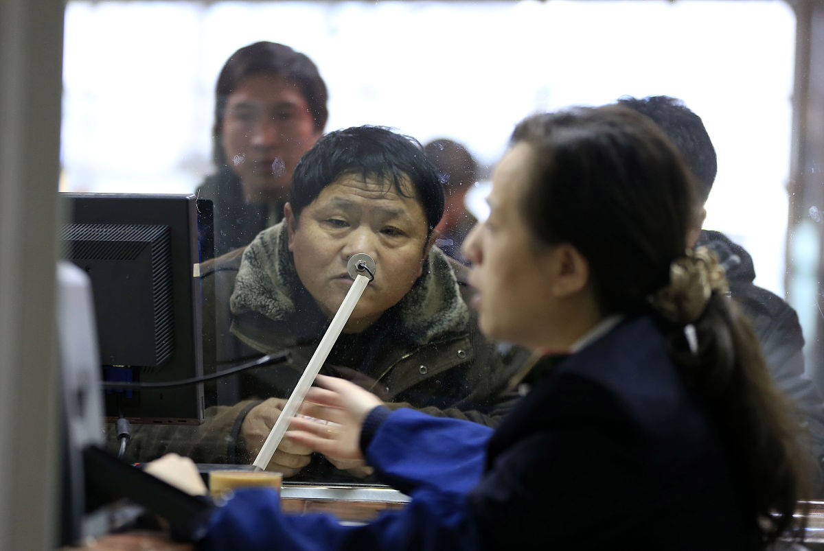 有四个从小到大排列的不同整数，它们的平均数是13.75，三个大数的平均数是15，三个小数的平均数是12，求第三个数