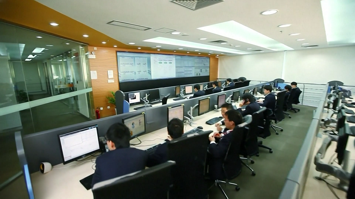 请帮我修改下面内容，让语句更通顺：2022年本人担任天元区城市管理数字化指挥中心主任一职，在区委、区政府正确领导下及区城管局党委悉心指导下，在全市数字城管专项考评中，取得3个第一名、2个第二名的较好成绩；区级专业部门考核排名当中取得了1个第一名、2个第二名。总体较好的完成了各项任务。现将一年来的各项工作完成情况报告如下。