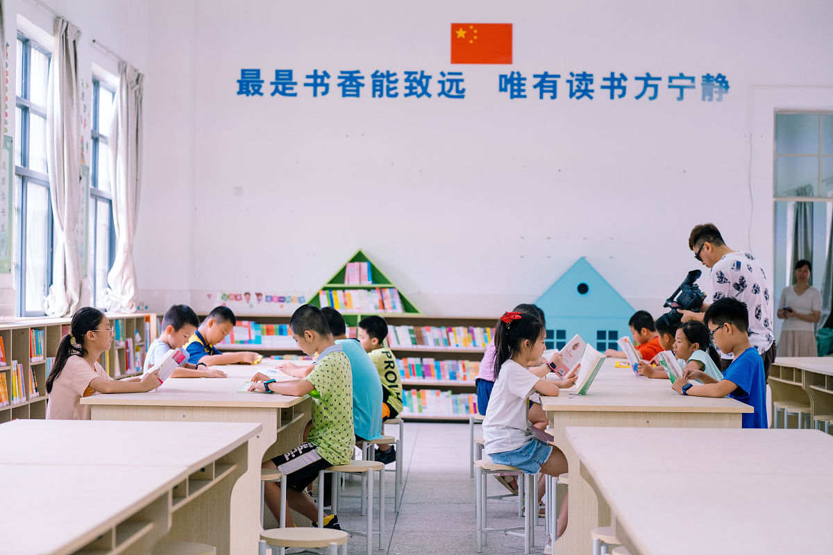 2021年7月19日,广东惠州暑期托管启动首日,在惠城区试点学校,学生参加