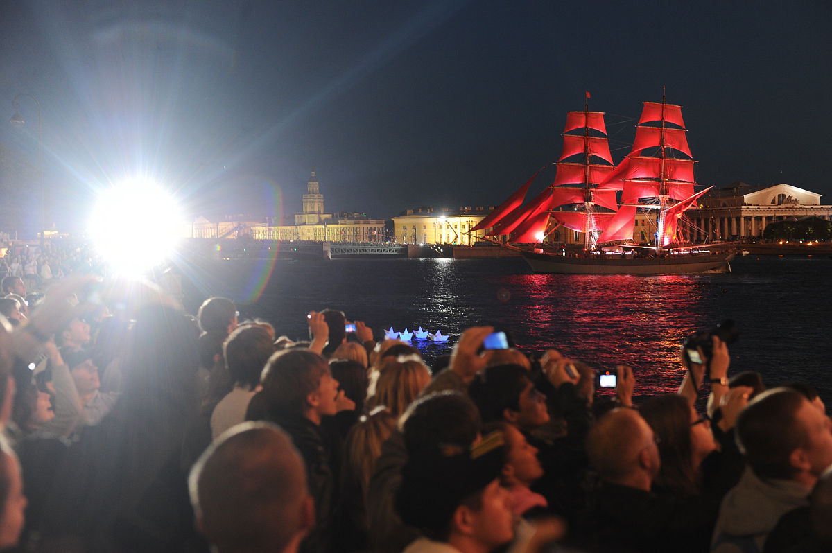 之前总觉得来日方长殊不知人生是减法。在这座曾经无比向往的校园里留下的是这四年的青春和沉甸甸的收获纵有万般不舍但必将抖抖灰尘迈向全新的征程。用中文帮我改写这段话