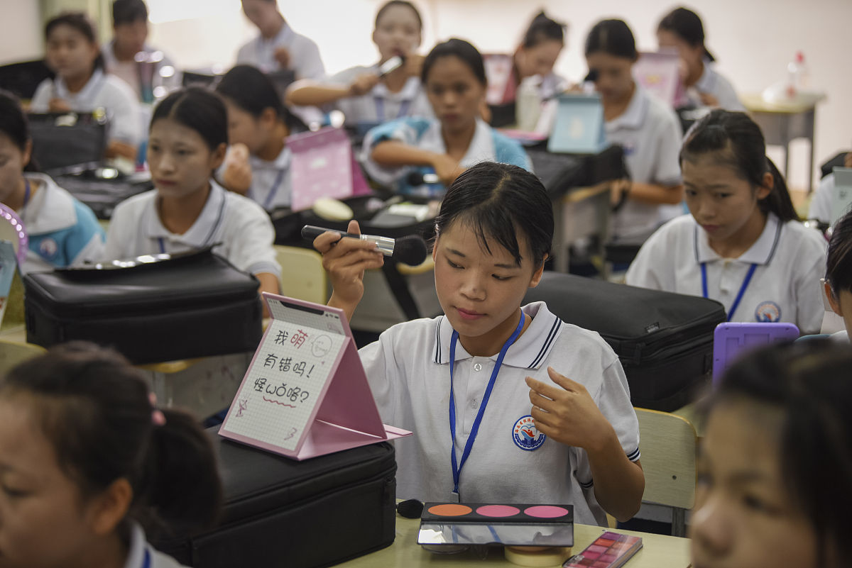 润色下这段文字：我是一个来自农村的孩子在农村的时候我可以悠然自得来到大城市后让我感觉非常焦虑