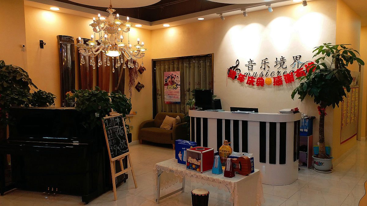 帮我取一个中文店铺的名字 跟摄影有关 名字要求简单易懂容易让人记住 需要50个名字备选 名字不超过3个字