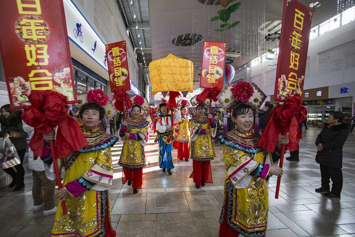 2019年2月14日,吉林一家商场举办了满族婚礼秀,吸引了众多市民围观.