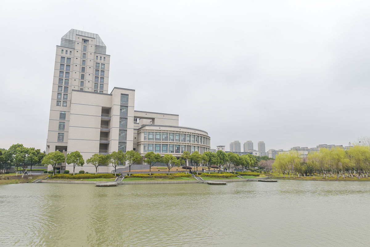请仿照以下两个链接中的新闻报道写一篇1000字的新闻稿主要内容是：江苏开放大学外国语学院教师为南京工业职业技术大学的15名非洲留学生讲授中国古诗词里的春日并一同在纸风筝上画出自己心目中的春天。需要一个有创意的标题。httpwwwjsoucn20201110c2918a97359pagehtmhttpwwwjsoucn20201209c2918a99241pagehtm