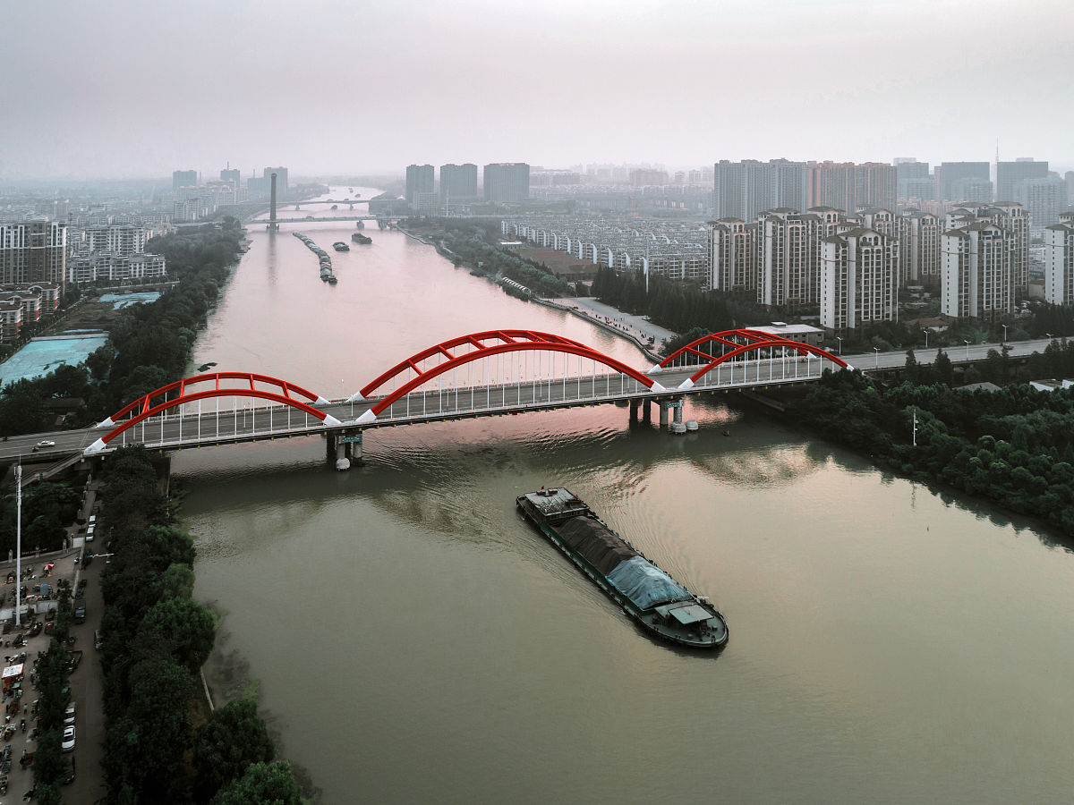 我需要去装修一个精装的房子预算20万一家六口人可以帮我列一个家电和家具计划清单吗