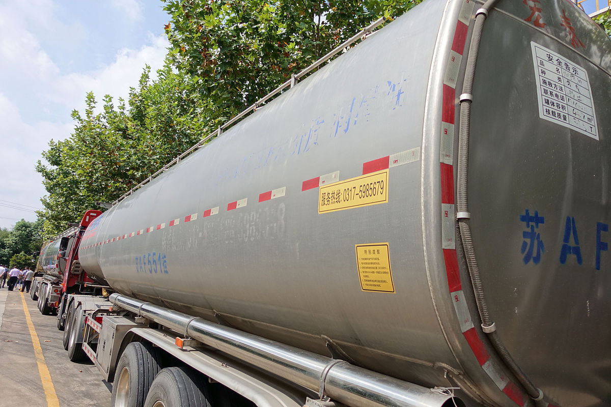 写一篇关于新形势下建筑施工安全管理中制定和执行严格的安全管理制度和规范过程中更新安全管理制度和规范的对策写成一段话的形式。