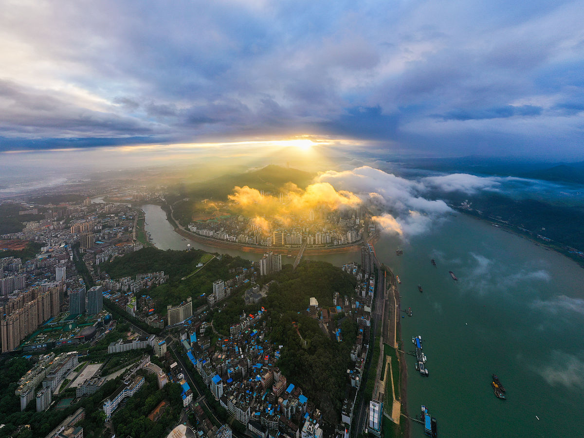 2020年8月13日清晨,广西梧州市现绮丽的云雾朝霞,景色迷人.
