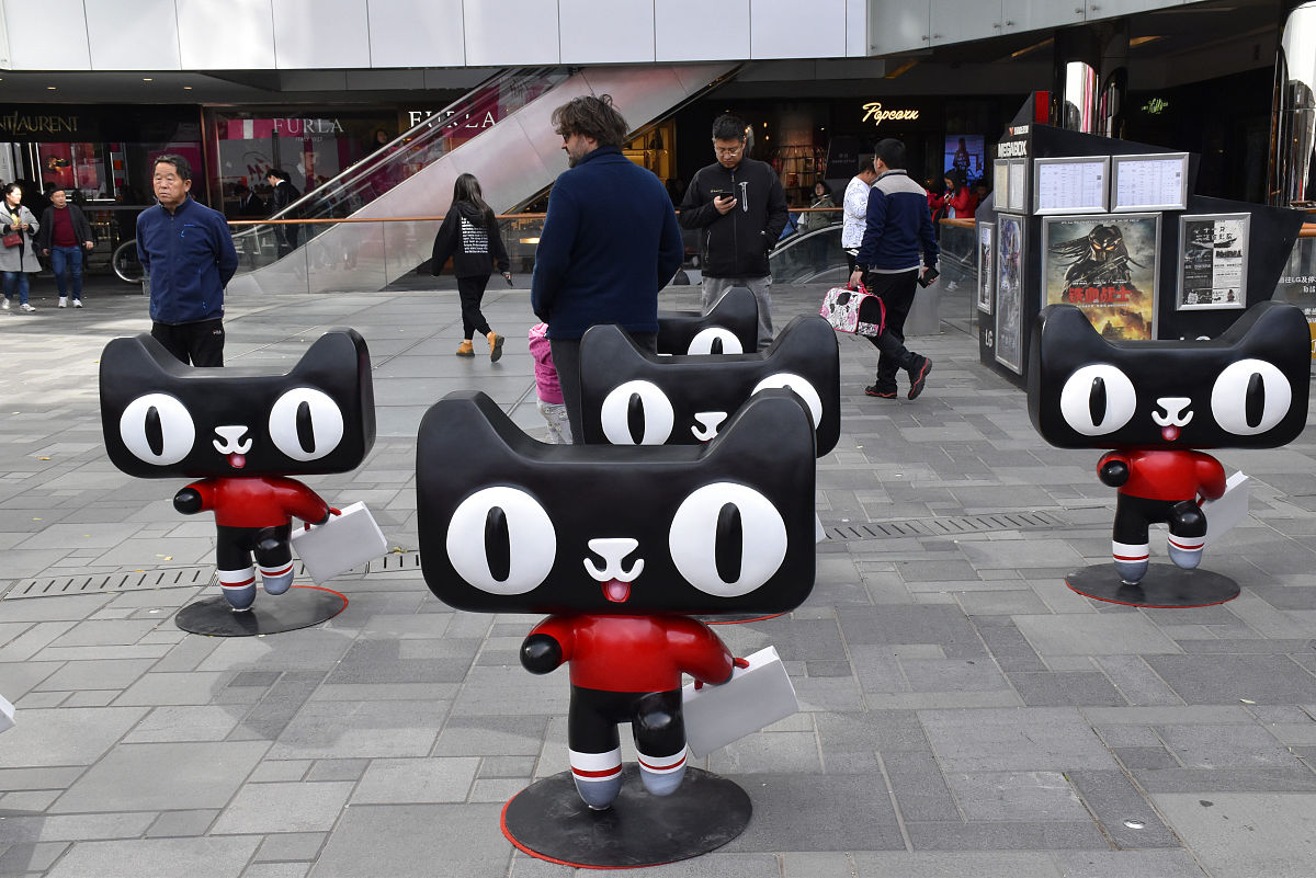 2018年10月28日,北京,"天猫"卡通雕塑亮相三里屯街头,呆萌有趣惹人爱.