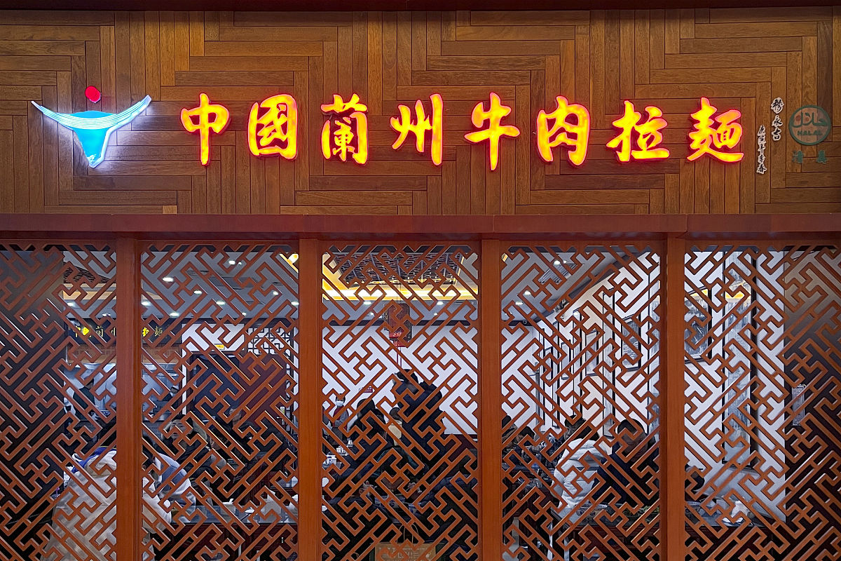 这道题有没有问题：- How far is it from Beijing to Lanzhou - It s a from Beijing to Lanzhou A 25 hours long B 25 hours flight C 25- hour flightD 25- hour - long