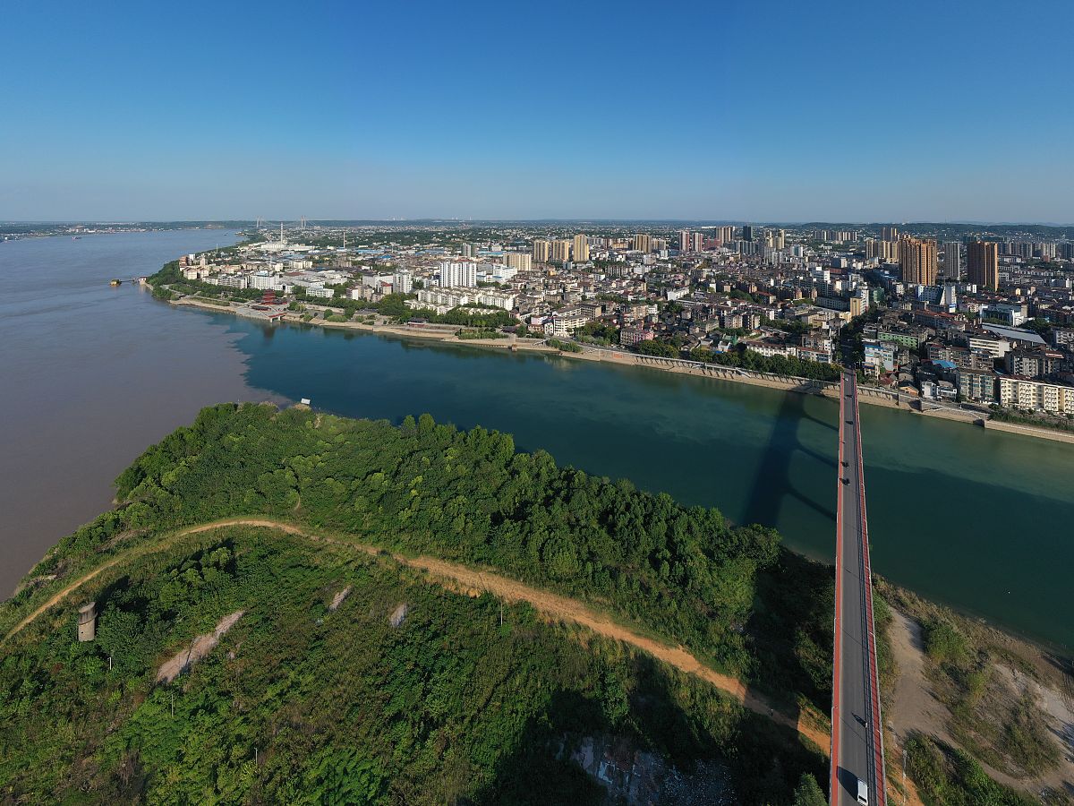 2020年9月2日,无人机航拍的长江和清江在湖北省宜都市交汇形成泾渭分