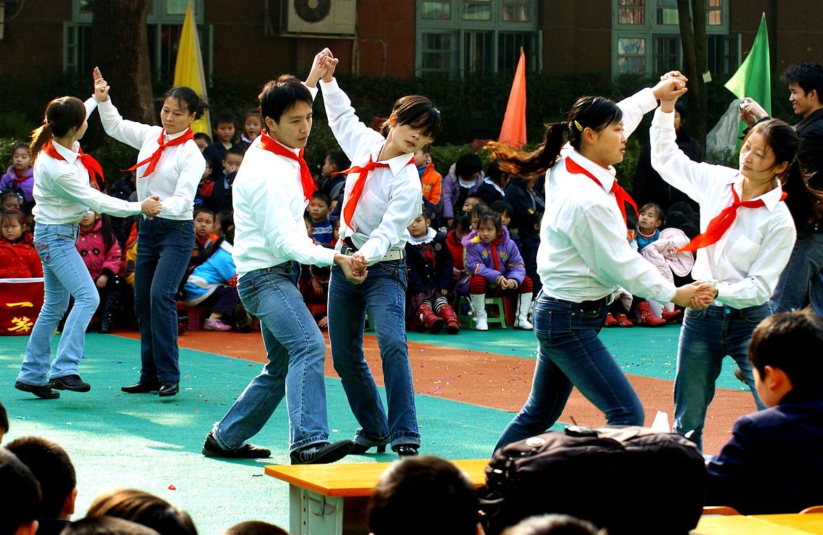 2007年 1月 6日 , 湖南 长沙市 芙蓉区 双新 小学 的 53名 教师 与 14