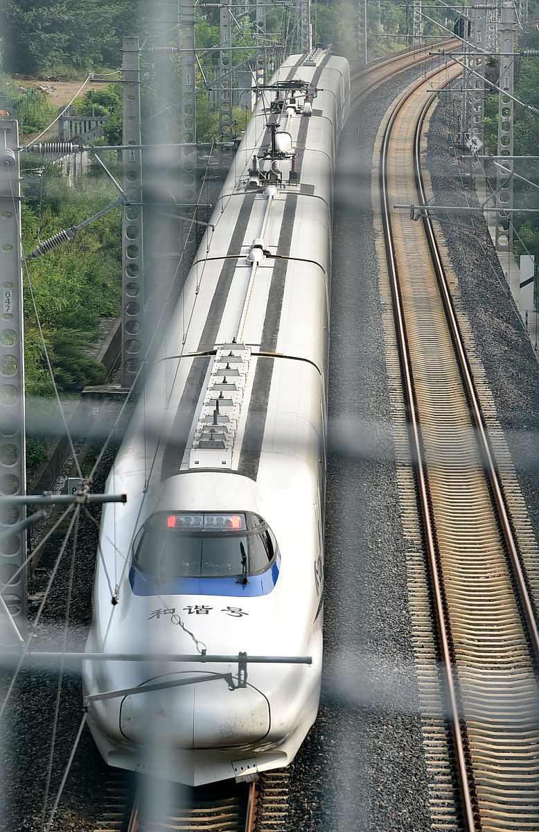 翻译：To reduce the crosswind effect on high-speed trains in this paper by using the Improved DelayedDetached Eddy Simulation IDDES method and the SSTk−ωturbulence model a novel blowingmeasure is studied