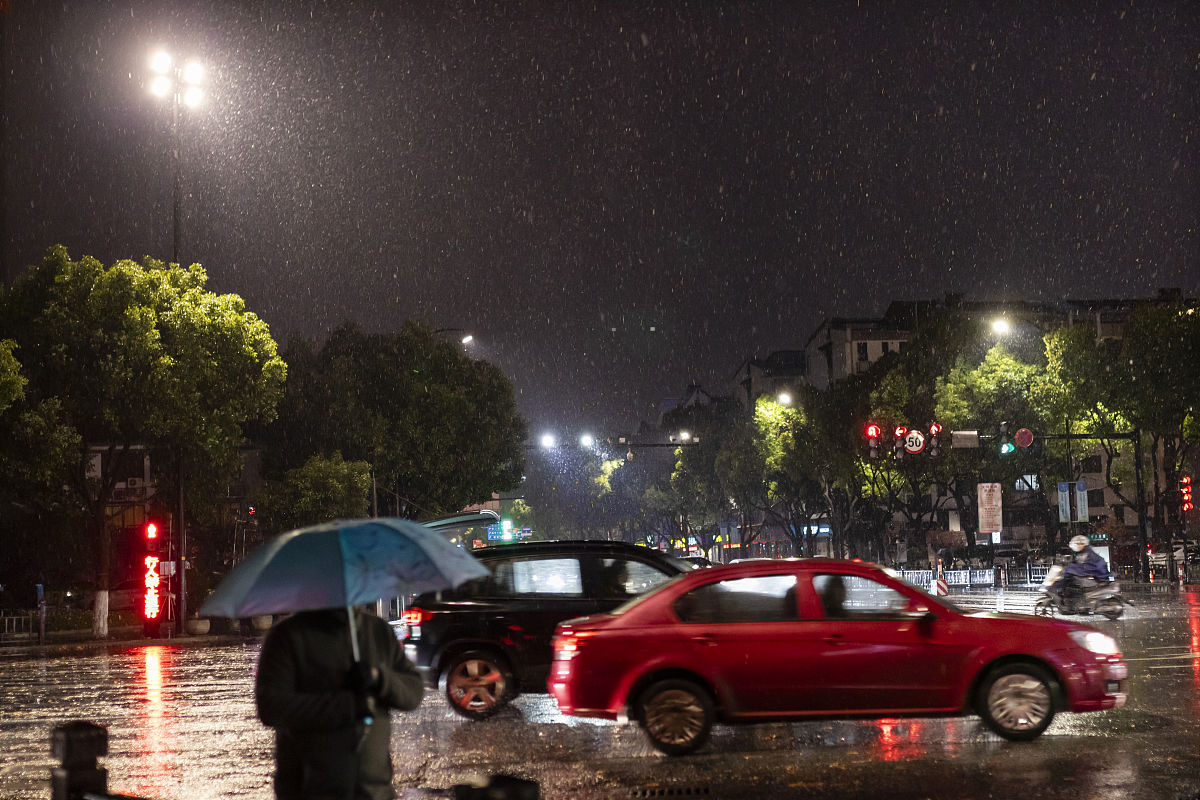 2020年12月29日,浙江绍兴,受强冷空气影响,浙江绍兴傍晚时分雨转雪,雪