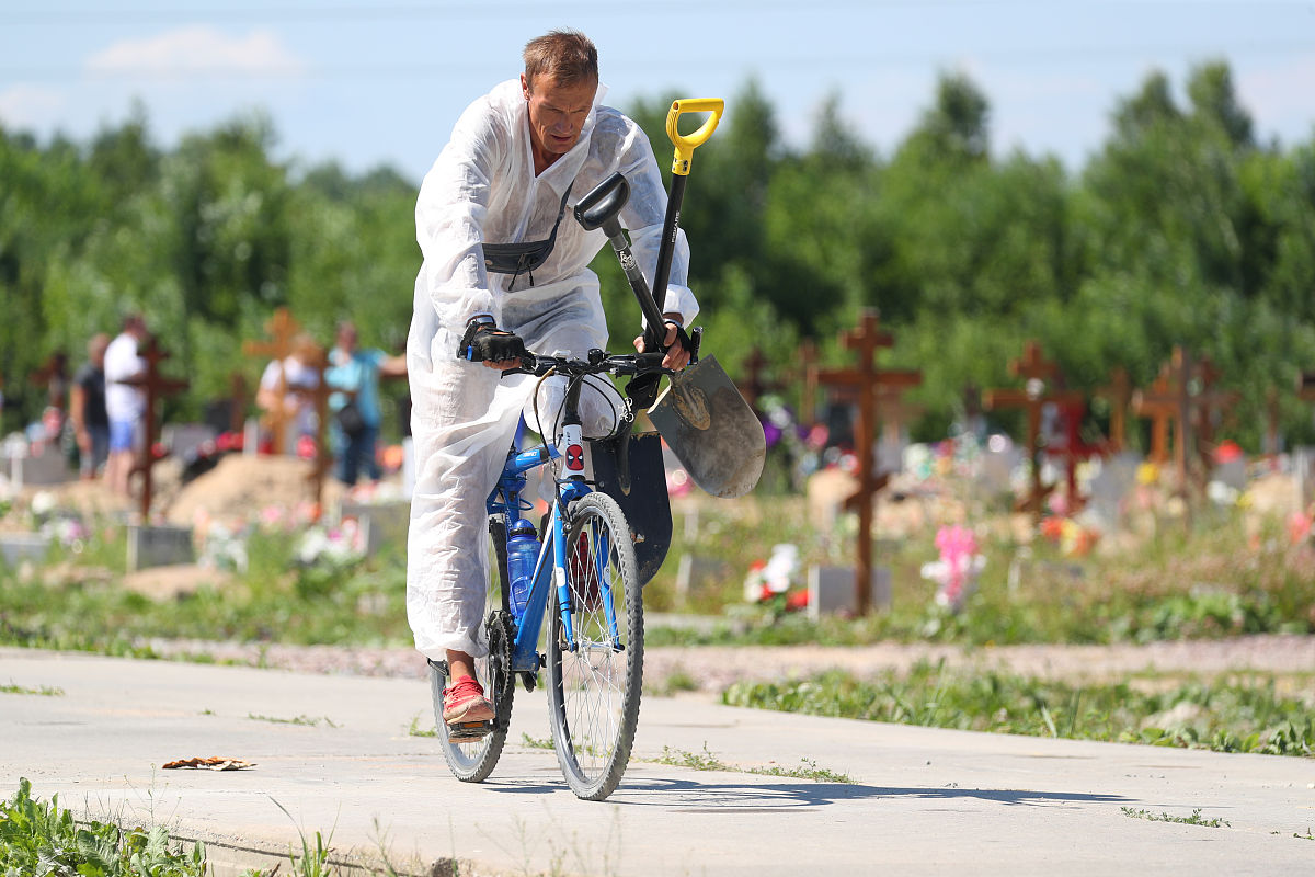当地时间2021年7月1日,俄罗斯圣彼得堡,novoye kolpinskoye墓地身着防
