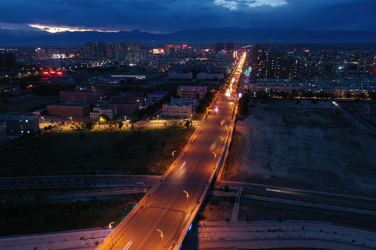 2021年6月19日,无人机航拍新疆博乐市区内的博尔塔拉大桥夜景.