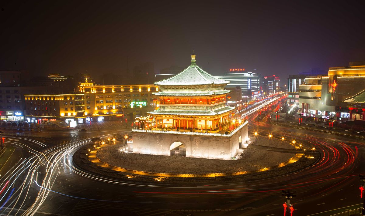 2018年1月27日,西安钟鼓楼夜景璀璨如画.