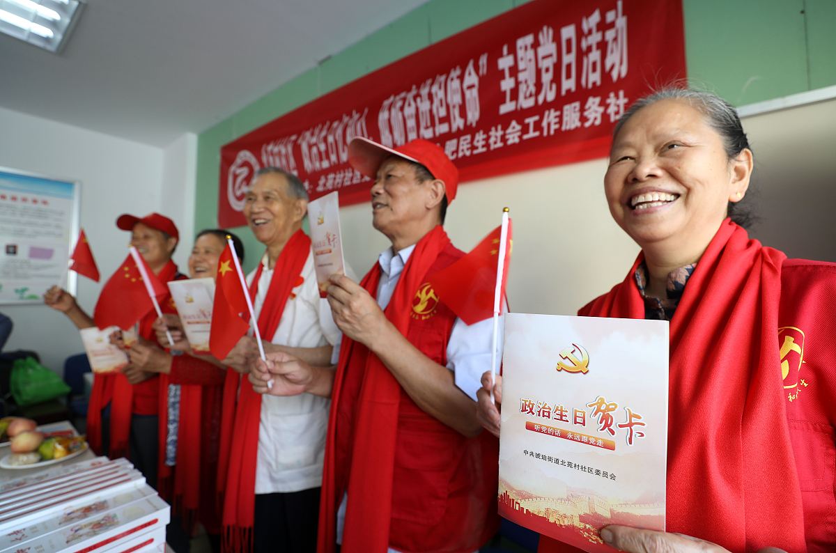 7月27日下午VAL法律志愿服务团成员结合专业特长举行模拟法庭活动让孩子们参与庭审流程零距离感受法庭的庄严与法律的神圣。本次庭审志愿者围绕英雄烈士名誉保护主题选取典型案例结合《中华人民共和国英雄烈士保护法》以案释法。春风化雨润物无声志愿者们将红色文化的种子播撒于孩子的心田引导孩子们自觉维护英烈名誉积极传扬民族精神。请将这段话加以修改要求为不带主观色彩的新闻报道