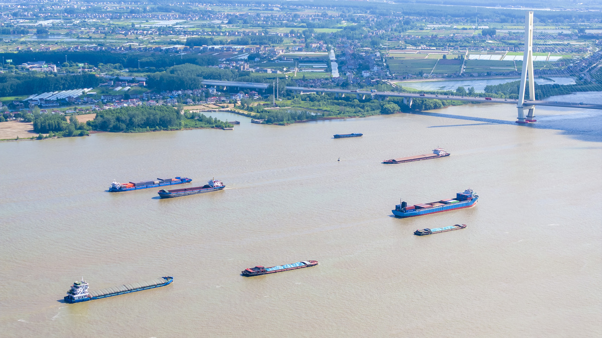 一个段落描述长江航线运力不足