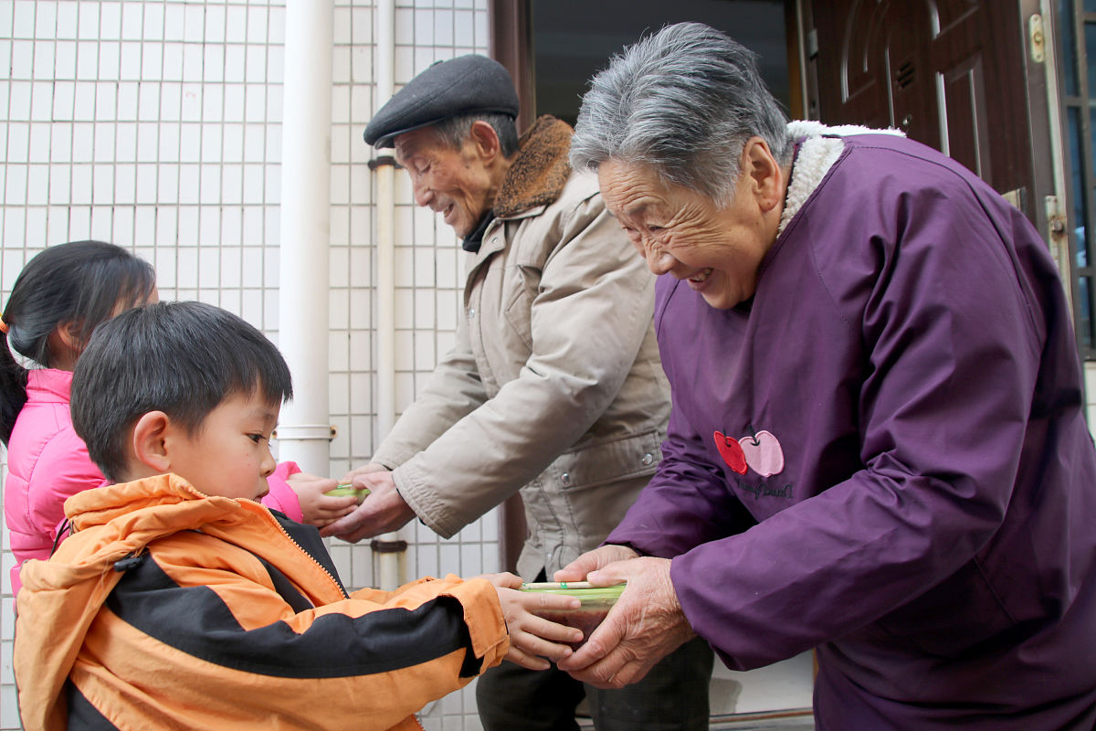 善良的传递：小男孩李华与老人的故事