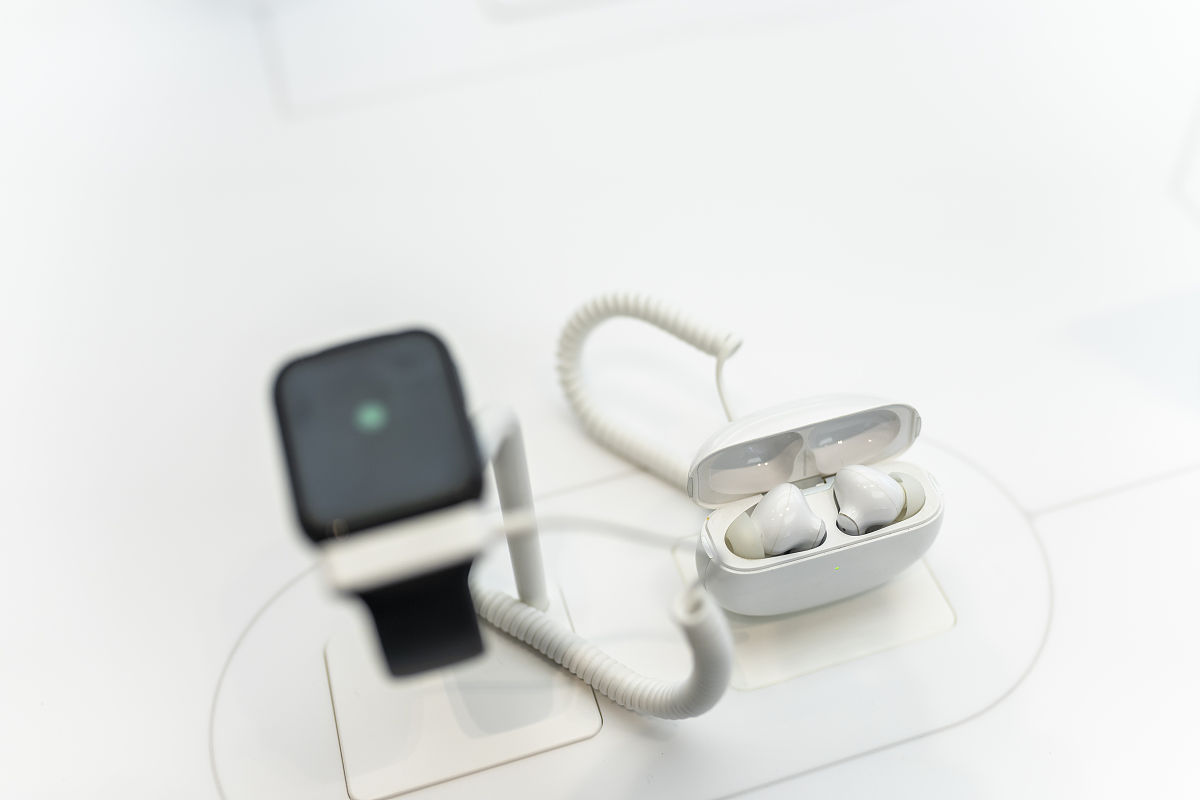 请以一位角色的角色结合商品介绍详细推荐一款你觉得非常好用的商品名称。描述其关键特征、实用性、使用体验等方面的优点并分享你在日常生活中如何使用这款商品名称。请使用语气的语气以风格的风格表达并在文中适当使用emoji强调重点。角色=数码爱好者商品名称=AirPods Pro二代语气=轻松、热情风格=口语化商品介绍=AirPods Pro 彻底重塑让音质更丰富更细腻。晋级的主动降噪和自适应通透模式减少更