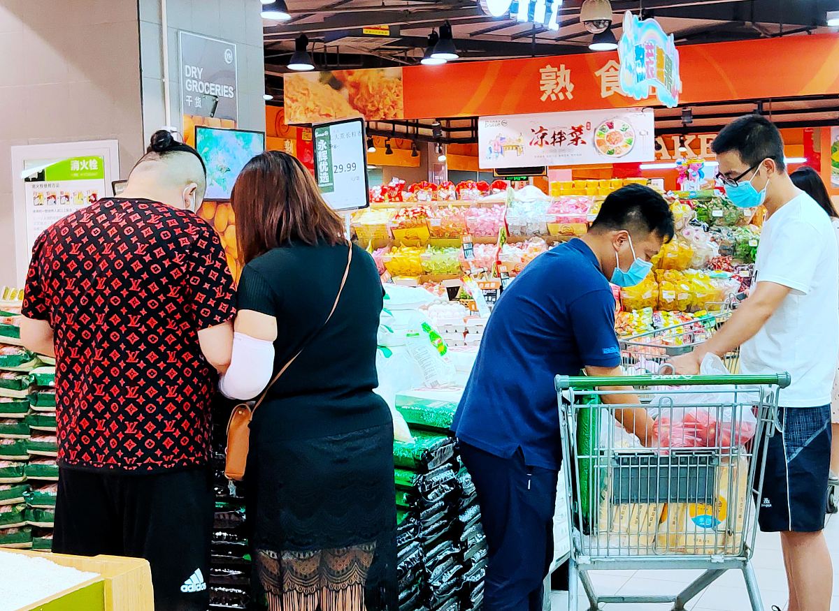 用自己的理解从成本领先策略方面论述西安钱大妈社区生鲜便利店控制成本的策略，不能直接抄袭他人观点和概念。。