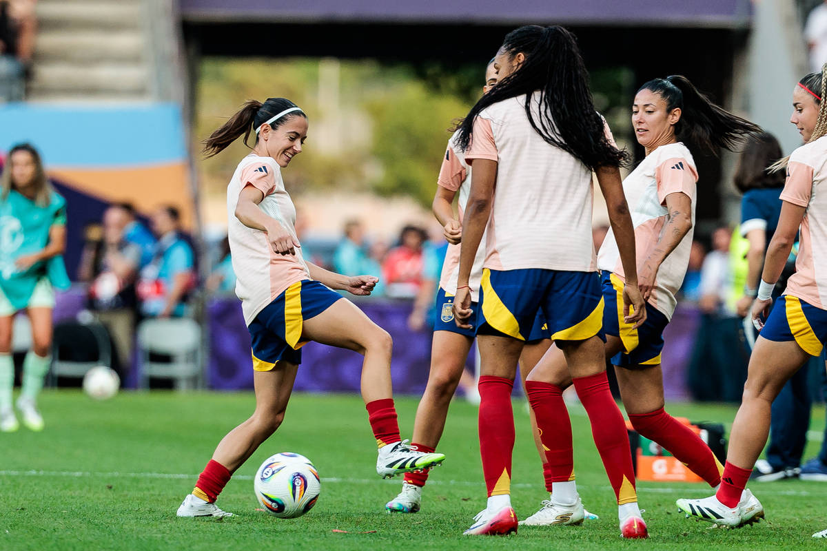 女生学足球有什么就业前景 女孩适合学足球吗