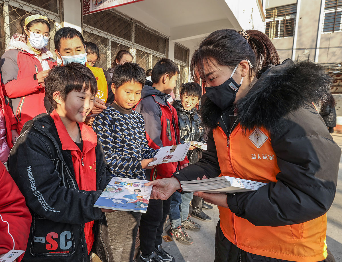 剪爱——关爱社区老人志愿服务项目、一家衣等于爱——衣服回收环保志愿服务项目、牵着蜗牛去散步——阳光助残志愿服务项目请以以上三个为例为假期助学指教志愿服务项目取一个标题