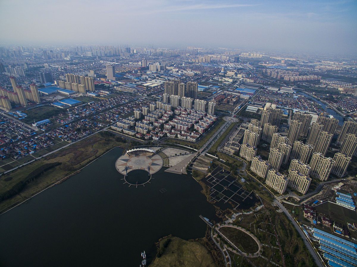 2016年11月24日,江苏省南通市,天空放晴,空气清新剔透,海安县七星湖公