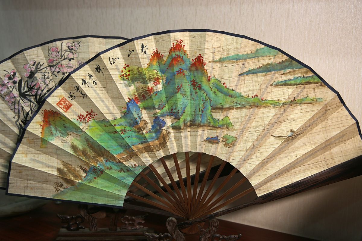 2021年3月30日 ,重庆荣昌,手艺人制作荣昌折扇,传承古老技艺.荣昌折扇