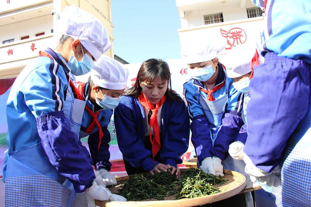 数字化赋能非遗传承：以在线教学平台和数字博物馆为例