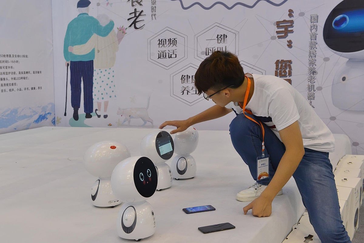 智能陪伴机器人：老年人生活的新助手