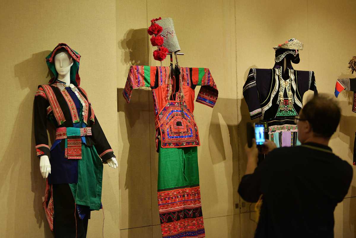 2014年10月13日,上海,游客正在参观中国彝族服饰精品展.
