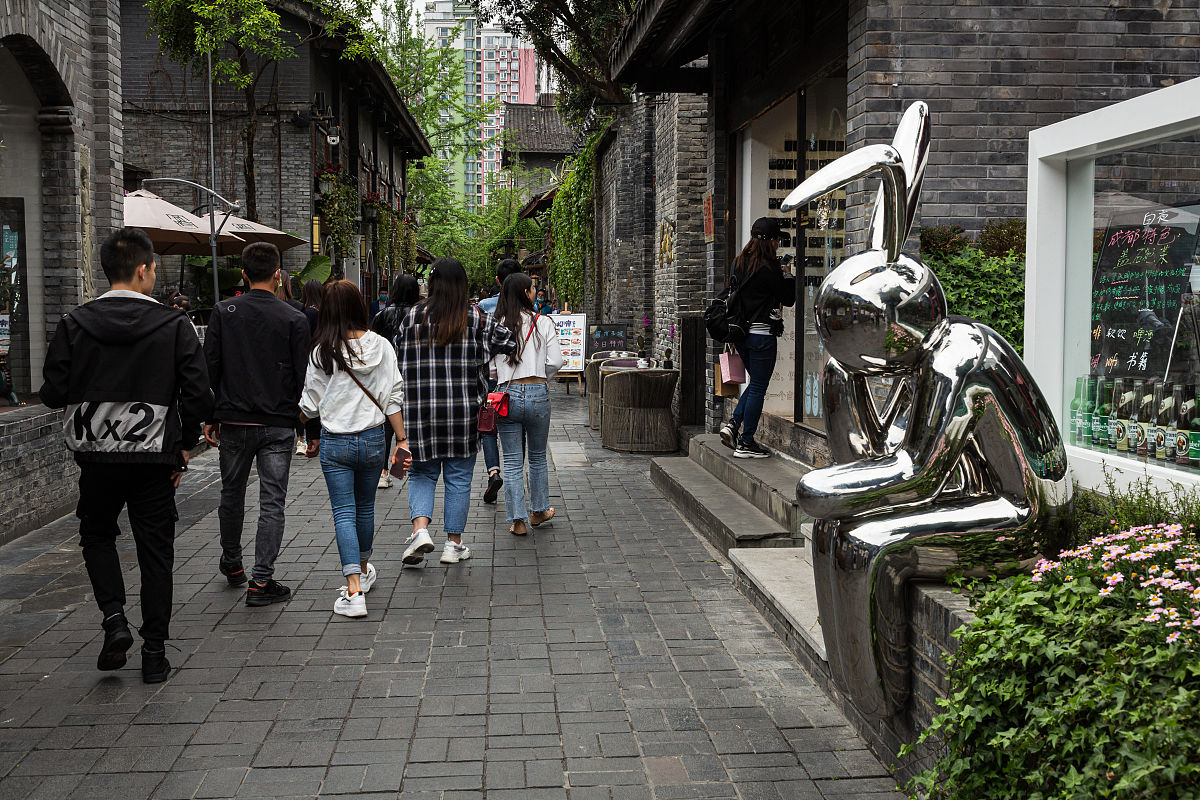 根据下文内容写出研究结论和建议：因此本研究的目的在于探究这些问题的存在程度和原因进而提出改进建议以提升游客满意度。本研究采用ROSTCM6软件进行内容分析对成都宽窄巷子相关的新闻报道、游客留言等信息进行搜集和分析。研究结果表明游客满意度受到多个因素的影响如游览体验、交通便利性、服务质量等。在这些因素中游览体验是最为重要的因素游客对于景区的历史文化、建筑特色、文艺气息等方面有着高度的关注和评价。综上