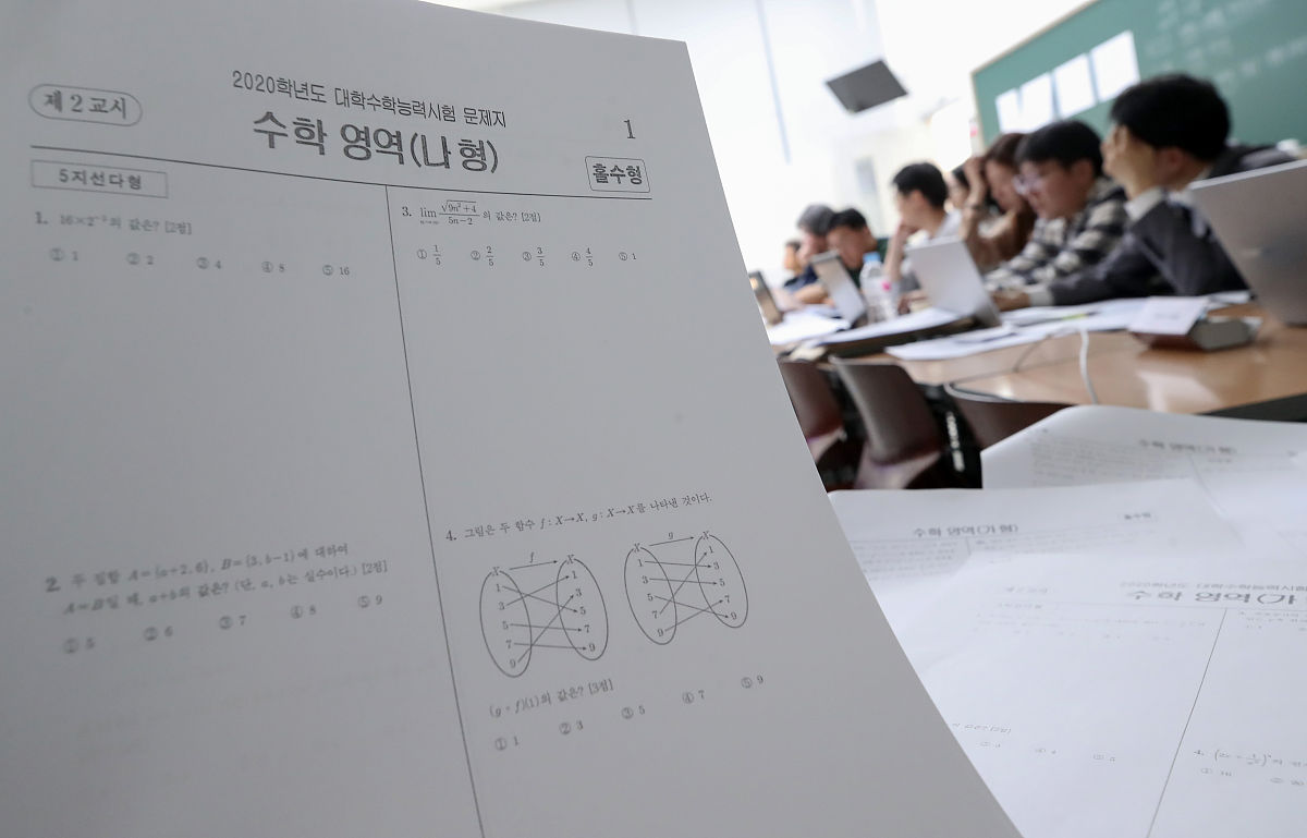 当地时间2019年11月14日,韩国首尔,韩国高考日到来