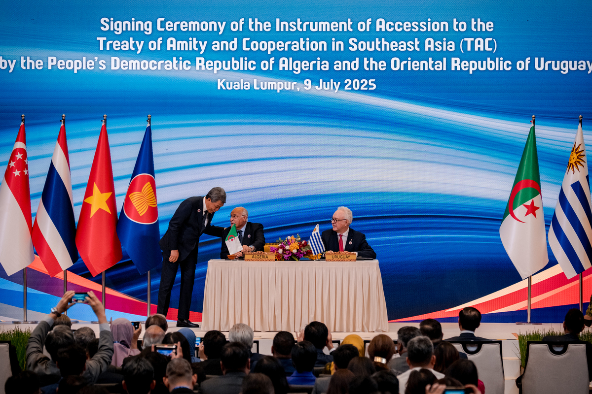 构建人类命运共同体：全球发展倡议与全球安全倡议