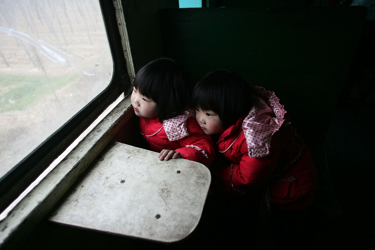 (武汉媒体请勿下载)2011年2月7日,3岁4个月大的双胞胎姐妹娄湘婷,娄筱