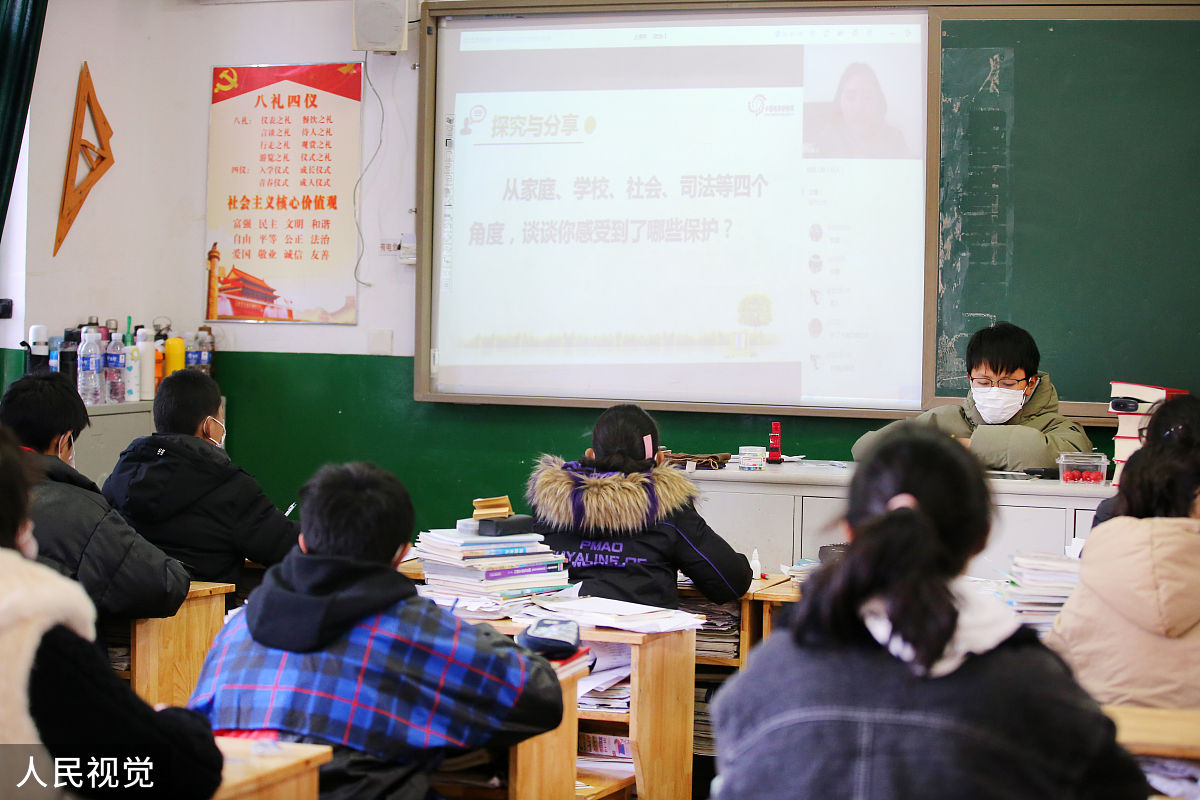 本课题组成员组成配置合理有资深高校教育教学教授、副教授而且都是教学经验丰富双师型教师都参与过教改课题的相关研究。课题组明确了各成员的职责和权限并建立有效的工作沟通机制和协同机制以保证研究进展和质量。在课题研究方面我校会优先保证课题组成员参与课题的研究时间确保课题高质量按时完成。请重新组织以上语言使表达更流畅逻辑更清晰