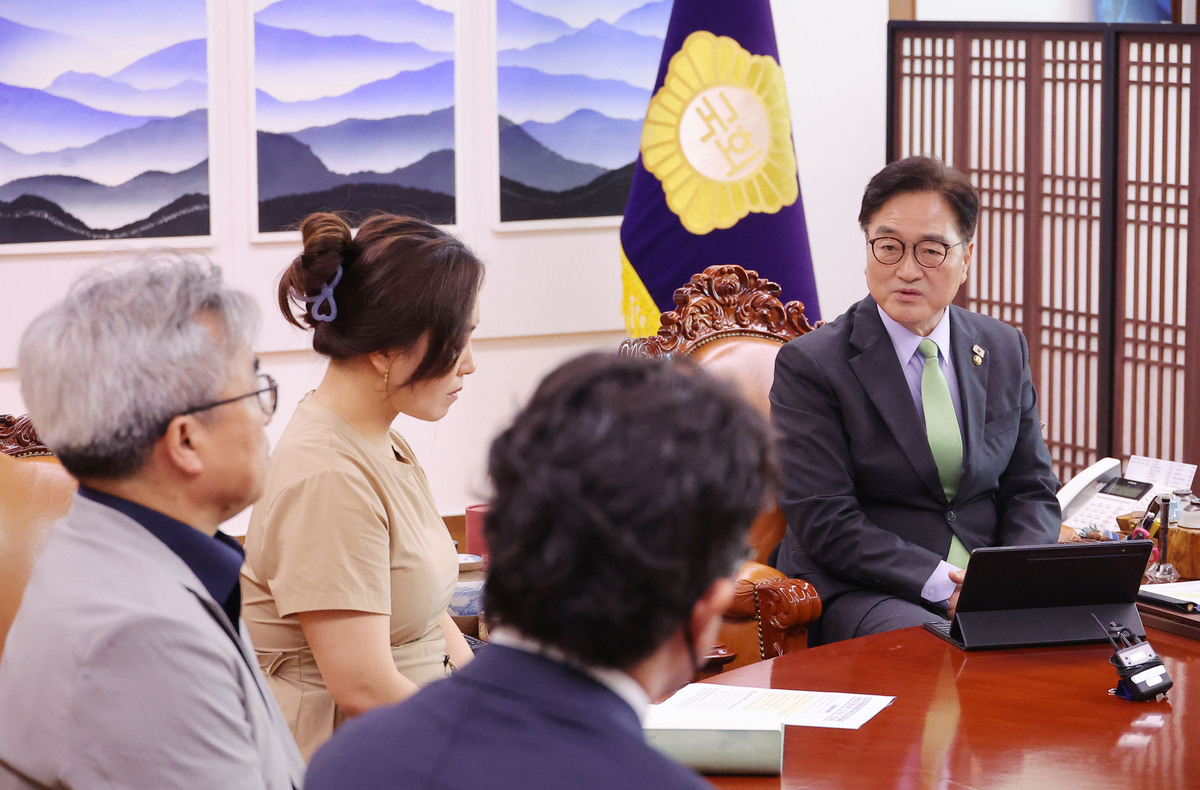 结论：韩国总统尹西月近期的一些言行引起了国际社会的关注和争议尤其是在历史问题、台湾问题和对乌克兰的支持等方面的表态引发了俄罗斯和中国等国的不满和反弹。例子：尹西月在接受华盛顿邮报专访时表示不希望日本为100年前的历史下跪道歉这一言论引发了韩国国内舆论的强烈反应。此外他还暗示要向乌克兰输送武器并在台湾问题上表态让中韩关系出现新波折。数据：日本近期公布的小学教科书将被强征的二战劳工描述为被动员参加日本