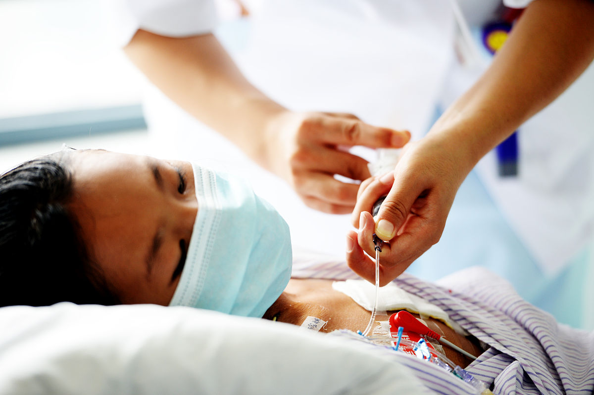 乐观女孩小芳战胜罕见病：坚强与爱战胜一切