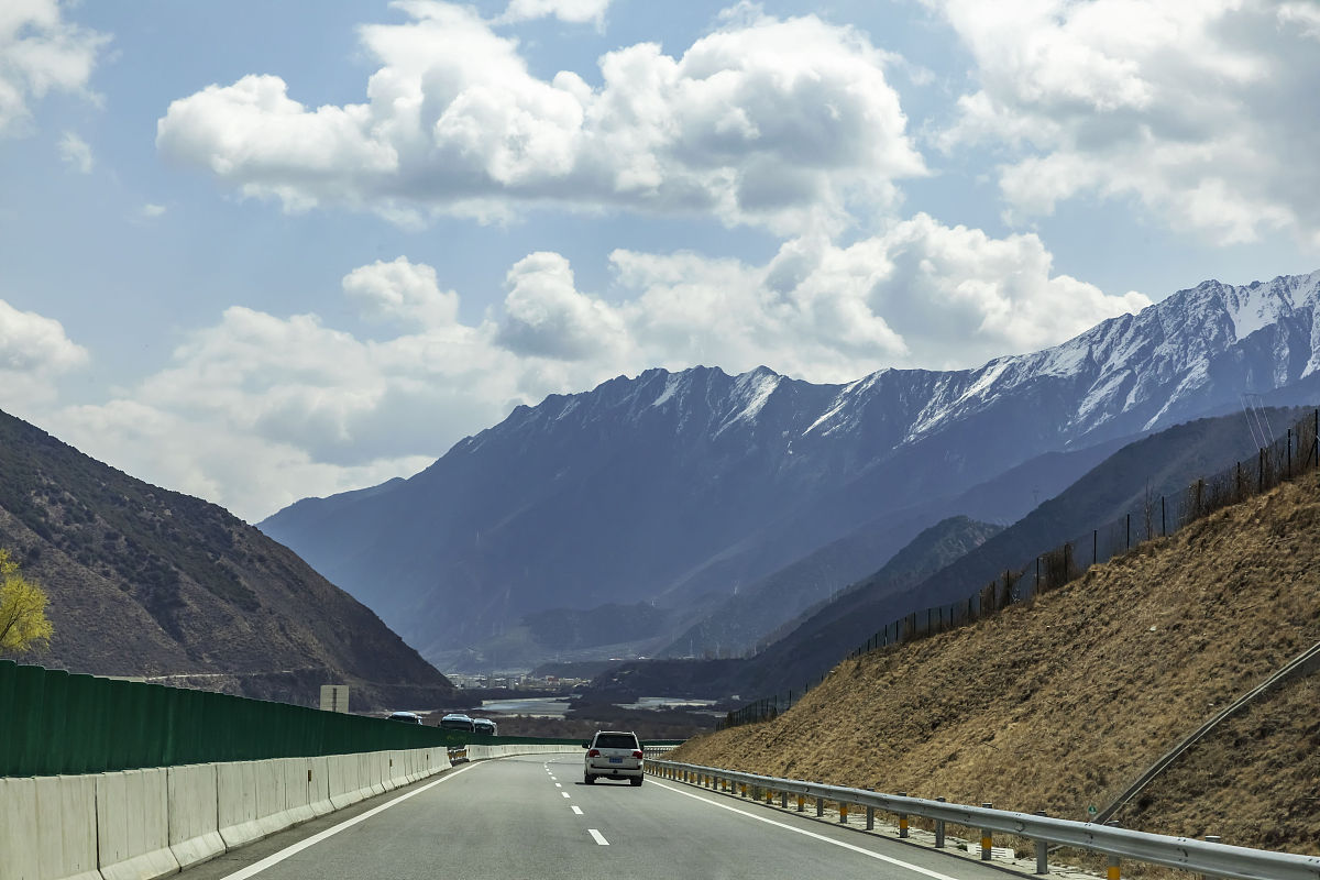 2021年3月29日,西藏拉萨至林芝的高速公路.(如若下载使用,请务必署名: