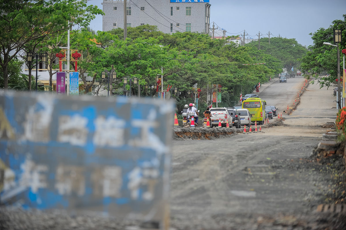 2016年11月22日,海南省琼海市中原镇,一条3公里路久修不通,群众盼解决