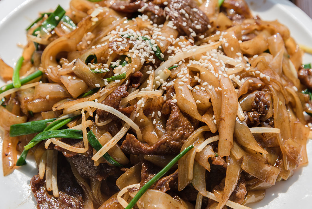 我在运营一个yutube美食频道专门发布美食视频分享美食的做法今天我要分享一个港式干炒牛河的美食视频展示了干炒牛河的做法请帮我以油管热门美食搜索关键词标准列20个中文tag