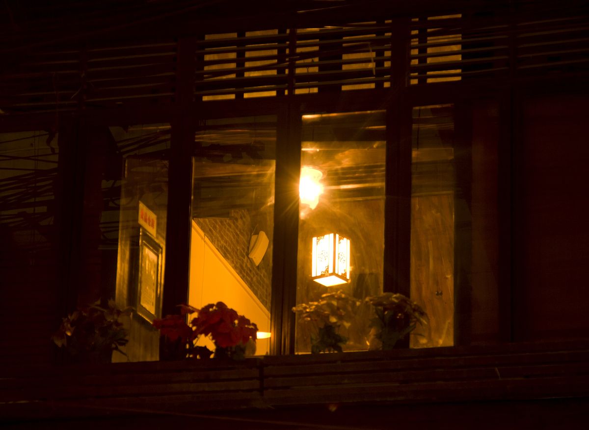 2012年02月28日,上海,传统街区田子坊夜色——餐馆窗口.窗户,门窗,窗
