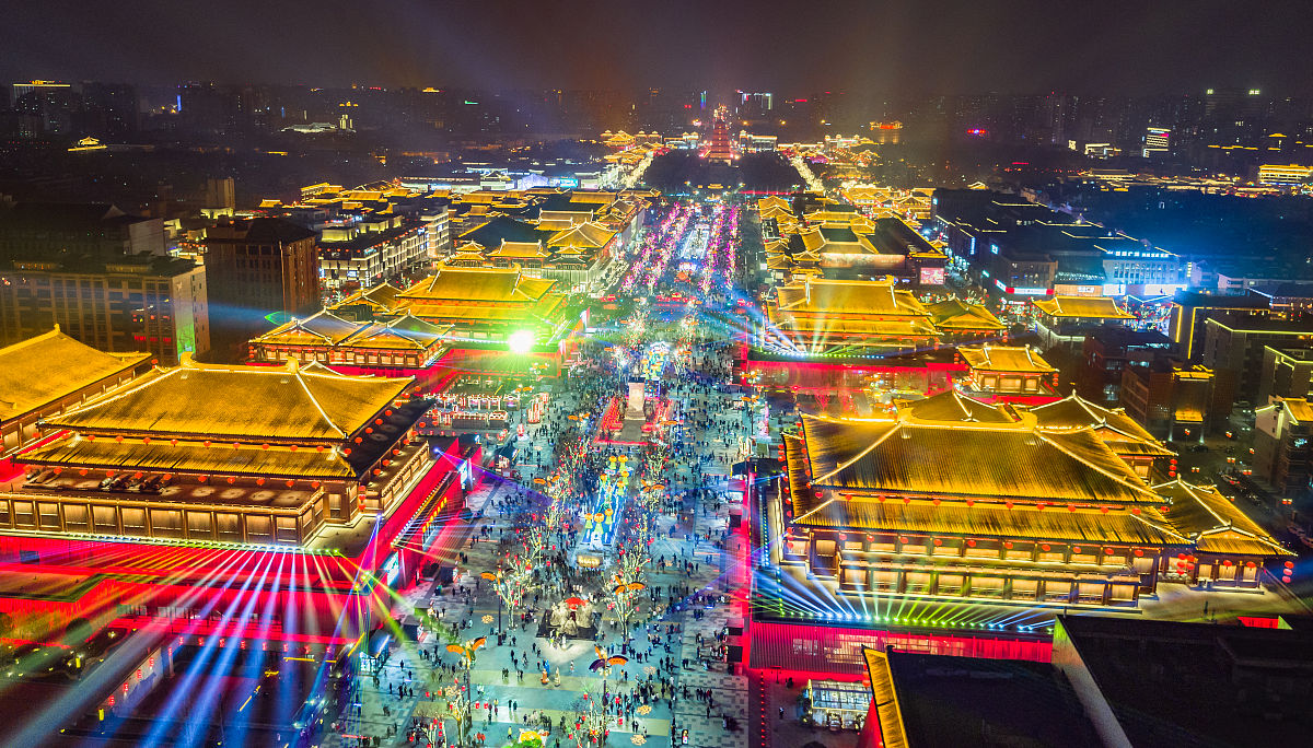 2020年1月20日,西安,航拍大唐不夜城,灯光璀璨吸引游客观赏.