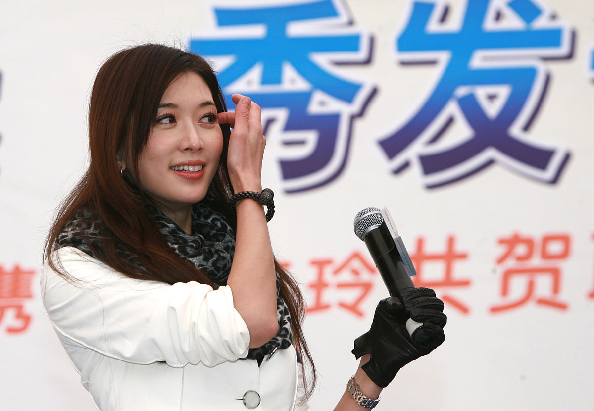 2011年1月15日,林志玲一早来到上海西郊百联购物中心露天广场,为代言