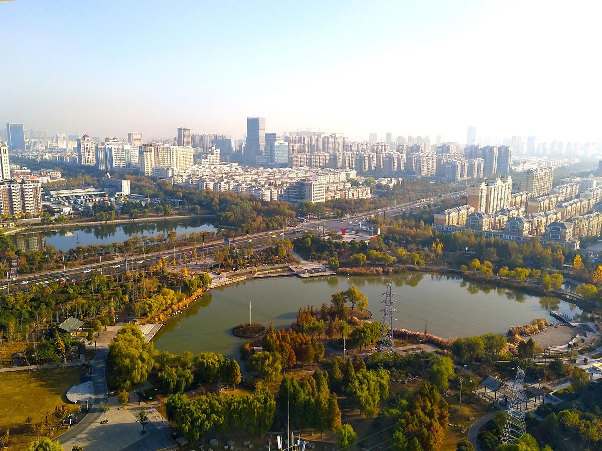 2019年11月11日,江苏宿迁,市区九鼎公园层林尽染,呈现怡人秋色,成为市